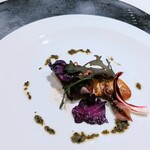 フレンチレストラン 蔦の葉 - フォアグラとホタルイカ、紫キャベツ 黒オリーブのソース マスタードリーフ
