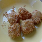 マルエーストアー - ポテトフライ５個で110円ちょい、てっきりケース内の揚げる前の衣付きをそのまま提供かと思いきや、揚げたてを提供してくれます。
      こりゃ美味い(⁠*⁠´⁠ω⁠｀⁠*⁠)