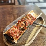 AGNEYA forged in fire - ③鶏肉を伝統的スパイスで漬け込み、竹筒で蒸し焼きにした料理　赤唐辛子とスイートバジル味156000ルピア≒1474円