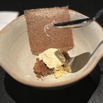 August - ⑮ローストした大麦のチュイール、バナナケーキ、バニラアイス、ミルクジャム