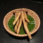 August - フィンガールート(オオバンガジュツ：東南アジアの指の様な形をした根菜)