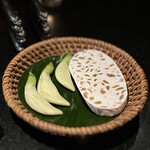 August - テンペとケンバントゥリ(白い花の蕾)