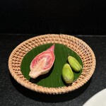 August - ジンジャーフラワー(生姜の花)、ビリンビ(熱帯雨林の酸味が強い果実)