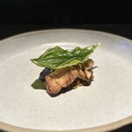 August - ⑩胸腺と椎茸のフリット、パイナップルソース、ポッポハン(インドネシアの香草)