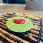 レストラン ウオゼン - 【アミューズ】
      ② 猪のリエット入りタルト、セロリのパウダー掛け、マタタビのピクルス+ビーツのパウダー掛け