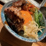 ラム焼肉専門店 lamb ne - ビビンバにカルビ乗せる
