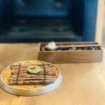 レストラン ウオゼン - 【アミューズ】
      ① ヤリイカ、蕪のピュレ、熊ハツジャーキーのパウダー掛け、パクチーの花のせ
      ② 猪のリエット入りタルト、セロリのパウダー掛け、マタタビのピクルス+ビーツのパウダー掛け