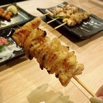 鶏料理処 串焼き 絆 - 皮(塩)