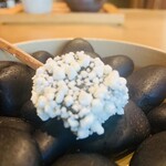 レストラン ウオゼン - 【小菓子】
      ⑰ ヨモギのわらび餅、ホワイトチョコ掛け