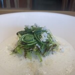 レストラン ウオゼン - 【魚】
      ⑨ 佐渡産鯛の蒸焼き、鯛出汁+生クリームのソース、3種の山菜（コゴミ、刻みウルイ、刻み蕗の薹ピクルス）、焦し昆布のオイル掛け