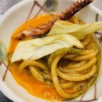 あじくらや - 焼きそばは生玉子をつけて食べます