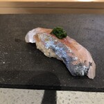 神楽坂 鮨 弥栄 - アジ　銚子沖から　芽ねぎと生姜で