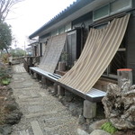 季より - 入口へのアプローチ