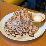 エッグ ムーン カフェ - チョコホイップとナッツのパンケーキ