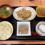 大衆食堂 半田屋 - カツ煮、切干大根、納豆、生たまご、めし(ミニ)、ハーフ豚汁
