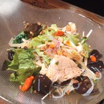 Chuugokuryouri Horiuchi - 【ピリ辛中華サラダ】　鶏むね肉、キクラゲ、クラゲ、春雨、ブロッコリーなど種類多くの具材が入っている＋ナッツが良いアクセントになっていて食感が楽しめるサラダ
