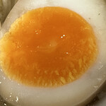 塩豚骨らーめん たちひら - 味玉は黄身が硬めですがトロッとしていました。