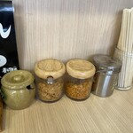 塩豚骨らーめん たちひら - 卓上の調味料類