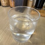 塩豚骨らーめん たちひら - お水は店員さんが持って来てくれました。