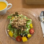フレッシュ ケーキ カフェ - 料理写真:人参のスープ、ナッツのサラダ