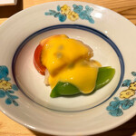 和食とお酒 蒼 - 突き出し：ホタテのパッションフルーツ酢味噌かけ