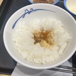 松屋 - 卵は子供の頃から真ん中穴注ぎ派（´_ゝ`）ﾌｯ