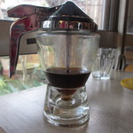 カフェ 坂の下 - メープルシロップ容器アップ