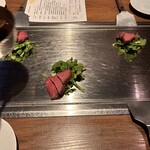 くずし鉄板 あばぐら - 和牛肩ロースが、レア状態で提供される。肩ロースは高温で表面をコーティングしたような色合い❤︎