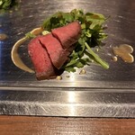 くずし鉄板 あばぐら - サッと、甘いソースを外周に纏わせて╰(*´︶`*)╯♡
      春菊をそのまま❗️生でも旨いんだなぁ‼️
      和牛も柔らかく溶けるようです。甘い「すき焼き風」のソースを絡めたロースは絶品です。