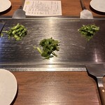 くずし鉄板 あばぐら - まず春菊が、サッと鉄板に装われ❗️