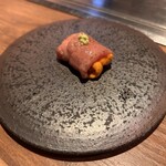 くずし鉄板 あばぐら 神田店 - ⚪︎名物：北海道産サロマ和牛と
                                　　　　　　　北海道産馬糞雲丹の雲丹巻き
                                　円盤上の皿に乗った一品❗️綺麗です。
                                　何故1個しか無いのか、、、。では、頂きます。
                                　コ・レ・は・旨い(● ˃̶͈̀ロ˂̶͈́)੭ꠥ⁾⁾