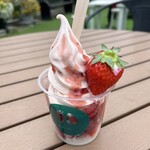 河西いちご園 農園カフェ - 生いちごのソフトクリームパフェ　780円