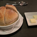 ロウリーズ・ザ・プライムリブ - このパンも美味しい