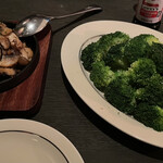 ロウリーズ・ザ・プライムリブ - サイド2品は連れが選択