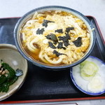 東家 - 2014.02 玉子とじうどん、小鉢も付いてきます（650円）