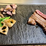 ステーキ パンドラ 匠 - 野菜とお肉の間が空いているのは、時間差でもやしローストが来るんです