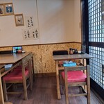 Teuchi Udon Ookura - 店内は少々手狭で、4名掛け×2、2名掛け×1、高さも形もバラバラな変形カウンターに6名が座れ、相席はしないようだ。