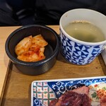 Yakinikushokudoumampuku - 定食には、キムチとワカメスープが付いてきますよ…