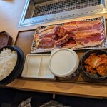 焼肉食堂まんぷく - チビが注文した、まんぷく生カルビの肉大盛り(税込2,167円)