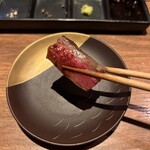 くずし鉄板 あばぐら - 《特製ダレ》
      醤油ベースの爽やかな感じのタレになっています。少量の甘味（フルティー）さも持っており、脂の旨味を中和してくれます。