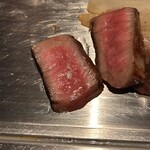 くずし鉄板 あばぐら - 荒塩を少量のせて、ランプ肉をパクり❗️
      大佐、信じられない旨さです(￣^￣)ゞ
      一切れの肉にコレほどの肉汁が内包されているなんて❤︎
      溢れます。溢れます。