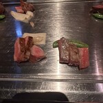 くずし鉄板 あばぐら - ⚪︎ステーキ：島根県産A5しまね和牛ランプ（左）
      　　　　　　岩手県産A5江刺牛リブロース（右）
      　付け合せ：静岡県産 新王葱
      　　　　　　徳島県産 スナップエンドウ