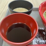 Sugakiya - つけ汁は二種。金の胡麻タレに醤油タレ。