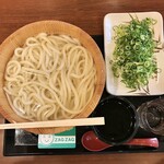 丸亀製麺 - 釜揚げ。受け取り時に頼むとツユ2杯目も無料でもらえる。大や特盛など味変したい際、ストレート味と天かす味を分けれて便利。