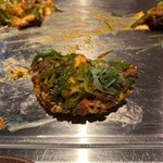 くずし鉄板 あばぐら - 　このお好み焼きの味の中心は黒毛和牛の「すじ肉」です。やはり、肉がかなり旨い(● ˃̶͈̀ロ˂̶͈́)੭ꠥ⁾⁾
      　すじ肉はトロトロでは無いが、甘辛く煮てあり九条葱のシャキシャキとした食感と合わさり、特別なお好み焼き