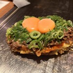 くずし鉄板 あばぐら - ⚪︎お好み焼：あばぐら特製豚王 又は
      　　　　　　　　　　　　グレードアップ
      グレードアップとは（黒毛和牛すじ・九条葱・茜美人卵+300円）もちろんアップしました。