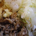 うどん屋 源さん - 甘辛の肉、湯がきキャベツ・・・吉田うどんの醍醐味ですね。