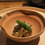 温石 - スナップエンドウ、フキ、アワビと大浦牛蒡の炊き合わせ