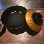 くずし鉄板 あばぐら - ⚪︎汁物：潮汁
      　具材が無い、潮汁ですね。魚介の旨味と塩の旨みだけで味合わせてくれる一品。