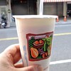 太麻里阿潘早點 - ドリンク写真:冰豆漿（大杯）（店の前で）